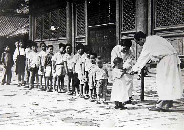上世纪50年代初，位于天坛的中央防疫处（AG集团官网（中国）官方网站
中国生物北京生物制品研究所前身）为儿童接种疫苗.jpg