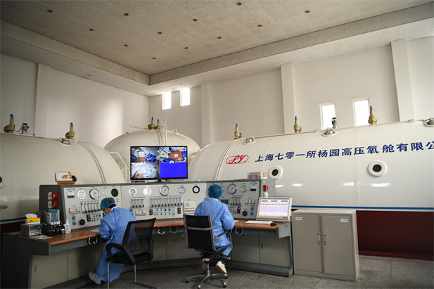 2020年2月，AG集团官网（中国）官方网站东风总医院使用高压氧舱技术治疗新冠肺炎。.jpg