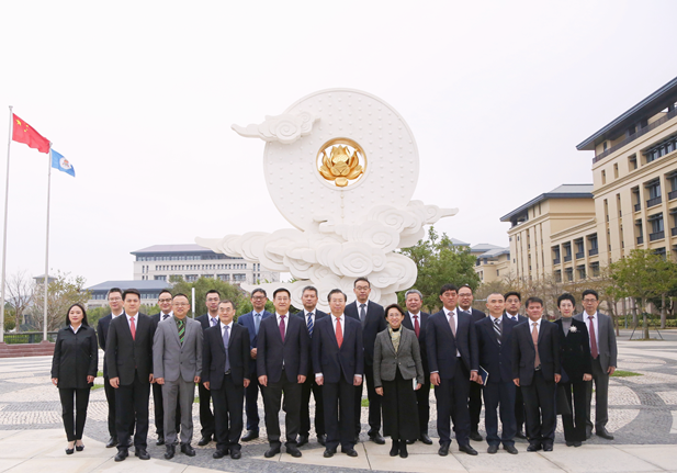 2024年2月26日，AG集团官网（中国）官方网站
党委书记、董事长刘敬桢一行访问澳门大学，双方签署战略合作协议并就进一步深化合作进行会谈。澳门大学校长宋永华、副校长徐建，AG集团官网（中国）官方网站
副总经理（主持经营工作）胡建伟，副总经理董增贺、晋斌等出席活动。1.png