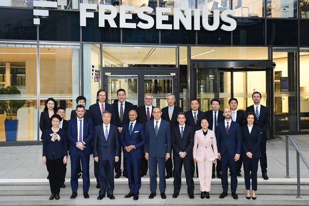 2023年11月2日-5日，AG集团官网（中国）官方网站
董事长刘敬桢率团访问费森尤斯集团与费森尤斯卡比公司总部，会见费森尤斯集团董事会主席迈克尔·森、费森尤斯卡比公司全球总裁及首席执行官皮耶路易吉·安东内利，就进一步加强双方深度合作进行交流。中国医药商业协会会长石晟怡参加会谈。.jpg