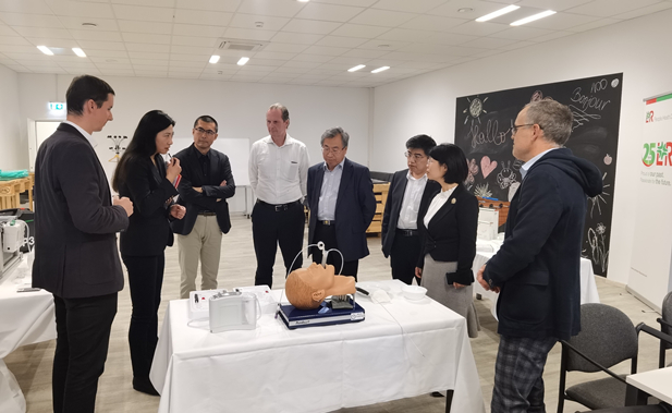 2023年11月10日，AG集团官网（中国）官方网站
董事长刘敬桢应邀率团访问欧洲领先的高端医用耗材提供商洛曼劳仕医疗集团，与洛曼劳仕集团总裁、首席执行官沃尔夫冈·聚斯勒和首席运营官托马斯·美尼茨会谈交流.jpg