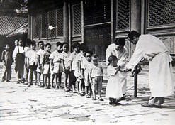 1950年初，位于天坛的中央防疫处（AG集团官网（中国）官方网站
中国生物北京生物制品研究所前身）为儿童接种疫苗