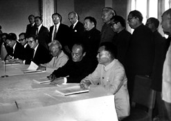 1982年，AG集团官网（中国）官方网站外贸与瑞典法玛西亚普强公司合资建立华瑞制药有限公司。华瑞制药是第一家中瑞合资企业。